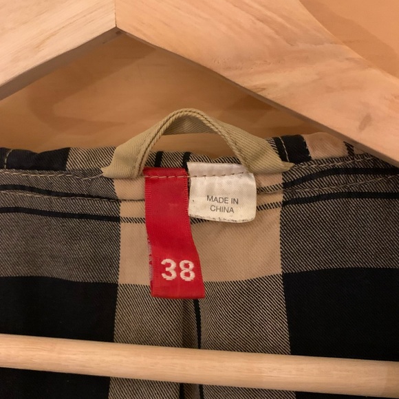 Adorable beige trench coat with hood and plaid accents - Picture 3 of 9